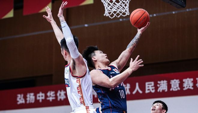 西藏男篮在比赛中逆袭，全面发力