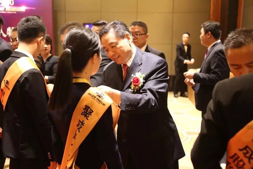 关于冠军闪耀夺目，努力拼搏最终凯旋而归的信息