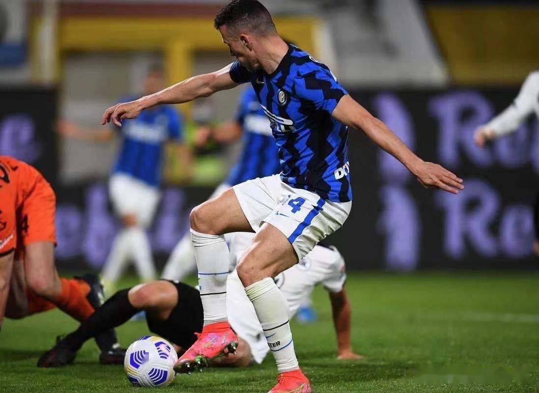 蓝黑军团客场胜出，队长发挥出色赞誉有加的简单介绍